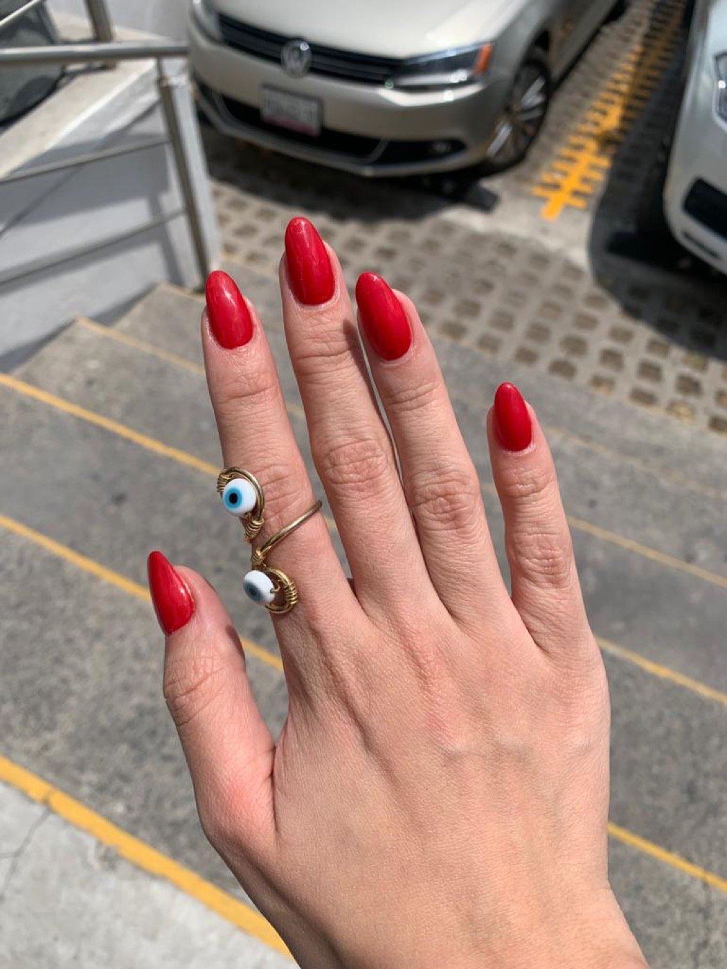 Uñas almendradas en rojo