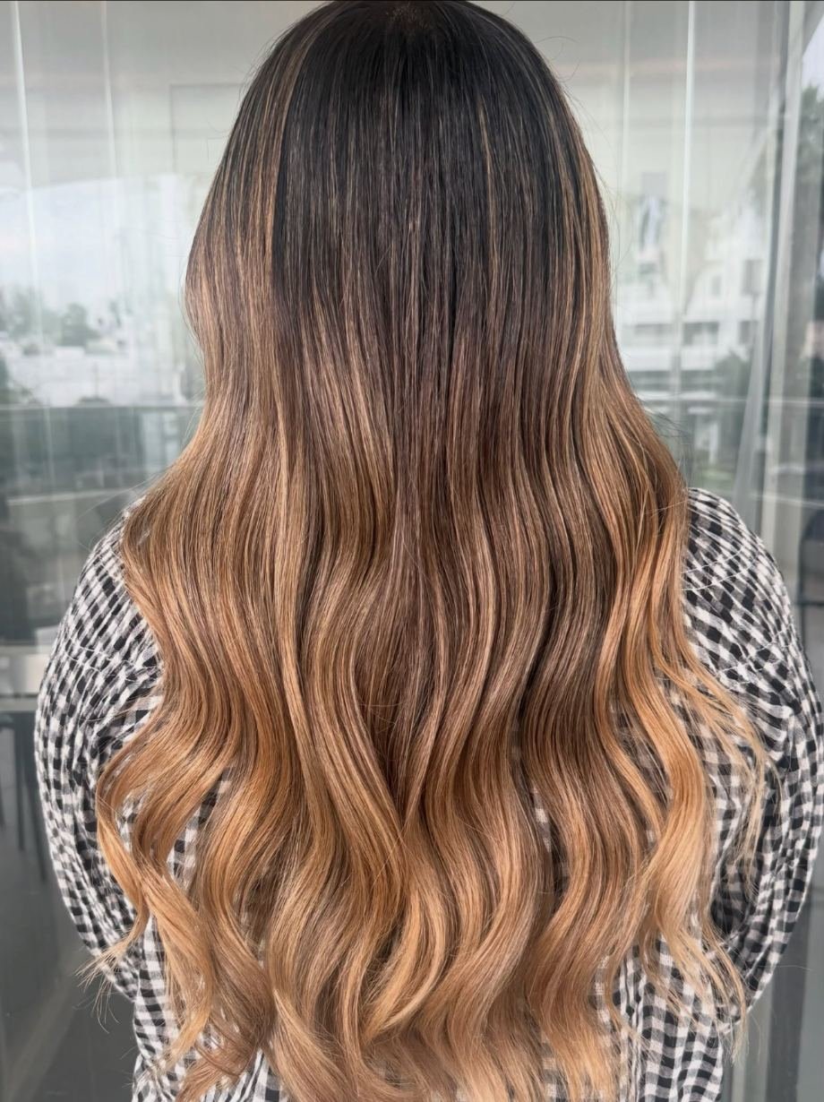 Cabello en tono bronde con reflejos caramelo