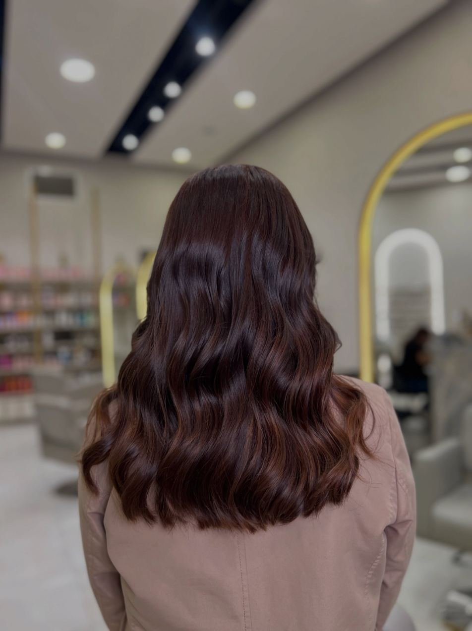 Cabello largo en tono caramelo cobrizo