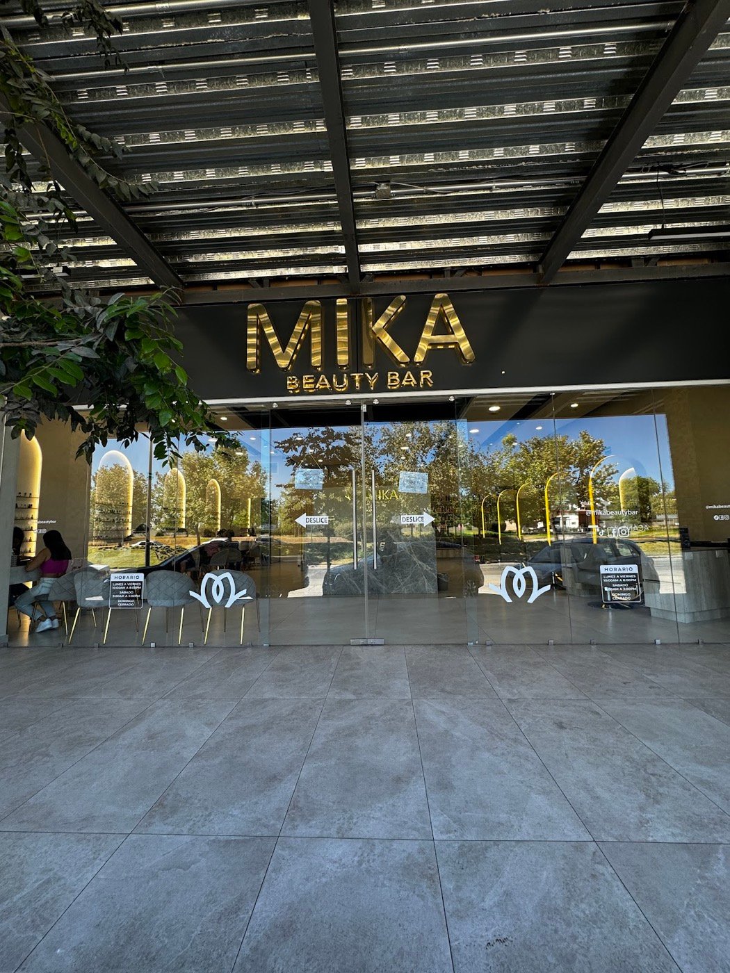 Fachada de Mika Beauty Bar en Plaza Aztlán