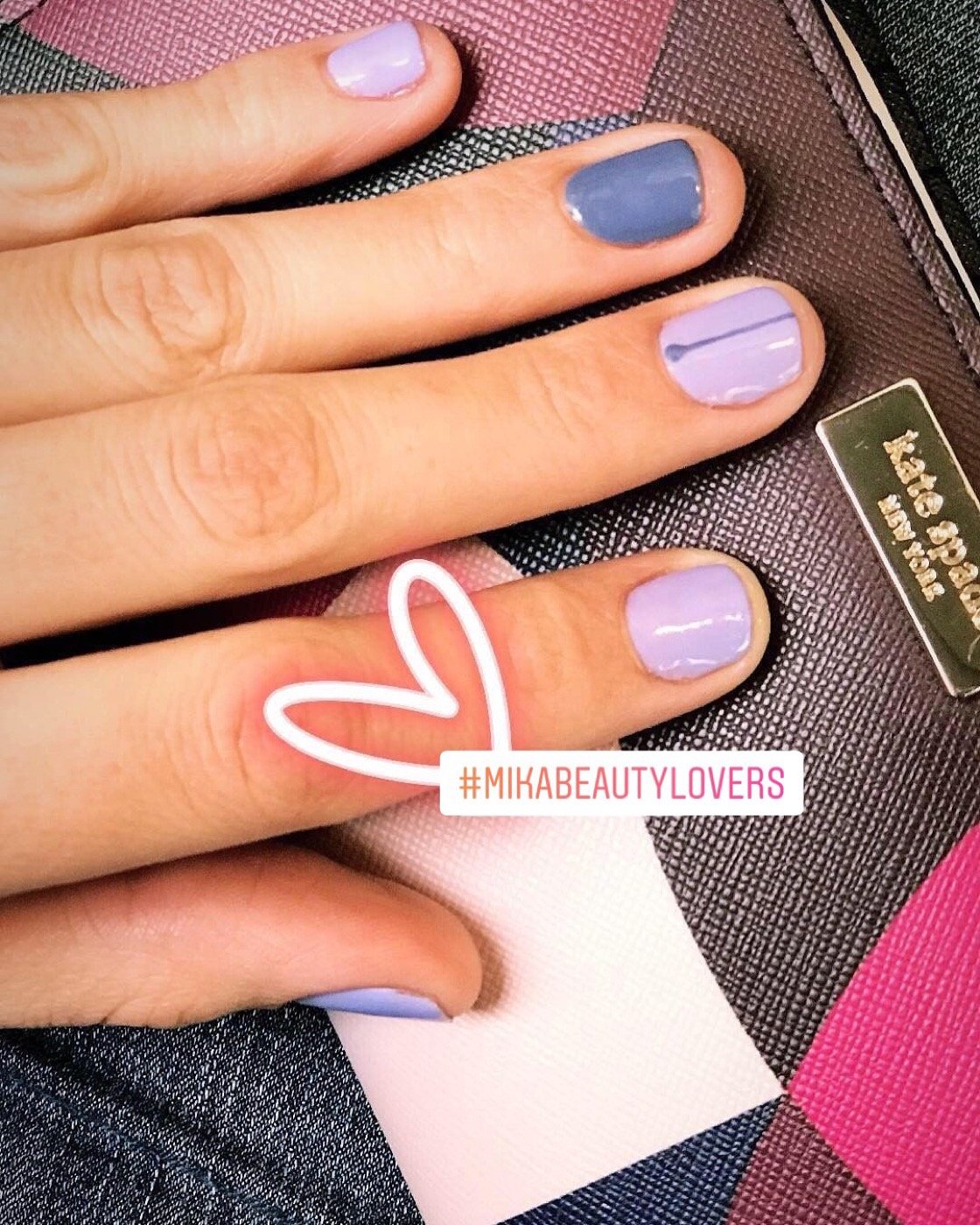 Uñas en tono lila