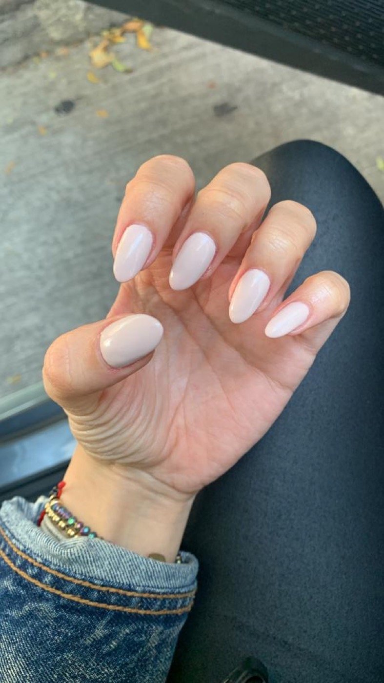 Uñas en blanco lechoso